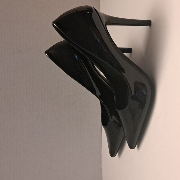 Women's classic black patton stilleto pumps. Size 7.5. - Picture 7 of 7